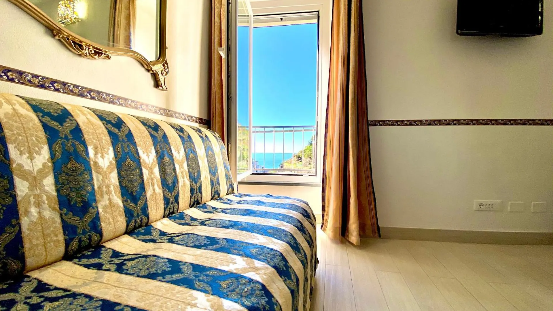 Hotel The Manarola Main Plaza 0*,